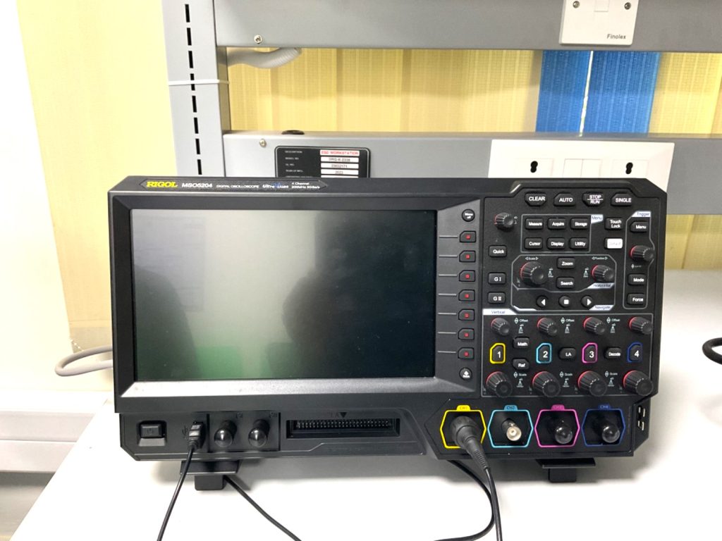 Mixed domain Oscilloscope with built-in logic analyzer and spectrum analyzer